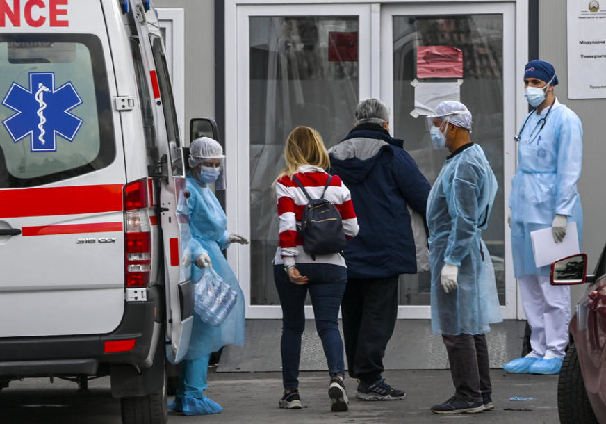 Попали в больницу 3. Старшеклассницу госпитализировали с отравлением. Девочка отравилась закладкой. Девочка отравилась веществом в Колпино. Отравление школьниц в Поиме.