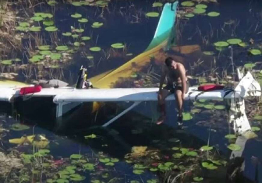 Авион се срушио у мочвару међу алигаторе и змије!