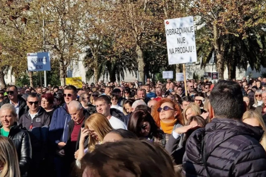 Podgorica: Hiljade prosvjetnih radnika izašlo na ulice