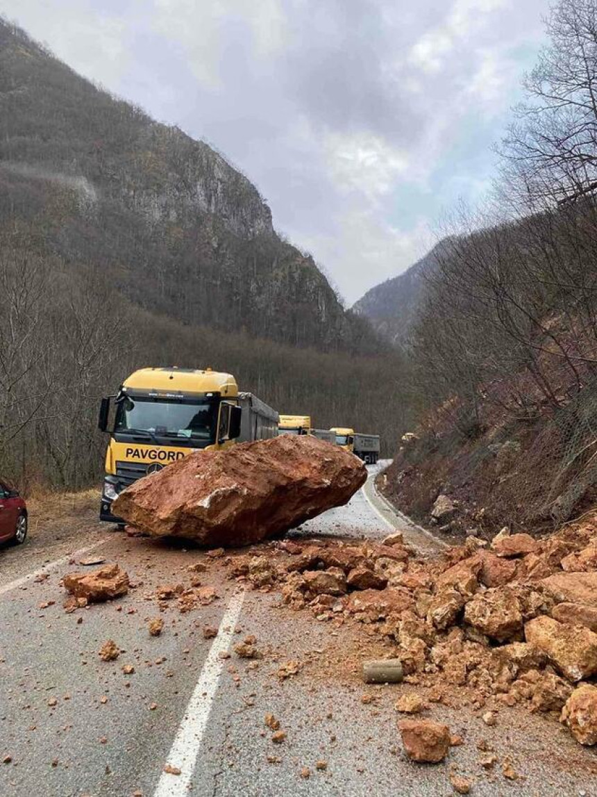 Ogromna stijena pala na kamion na putu Foča-Kalinovik