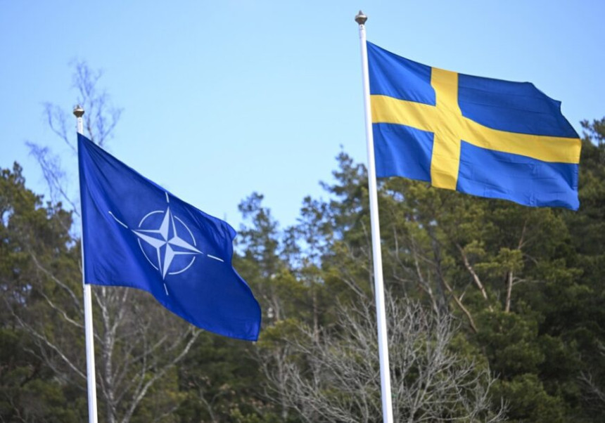 Zastava Švedske podignuta ispred sjedišta NATO-a