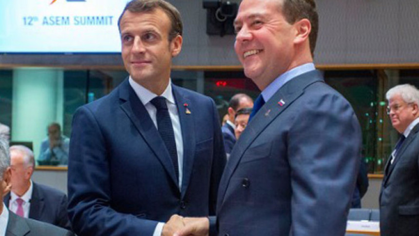 Медведев оштро: Макрон је кукавица, јадна Француска