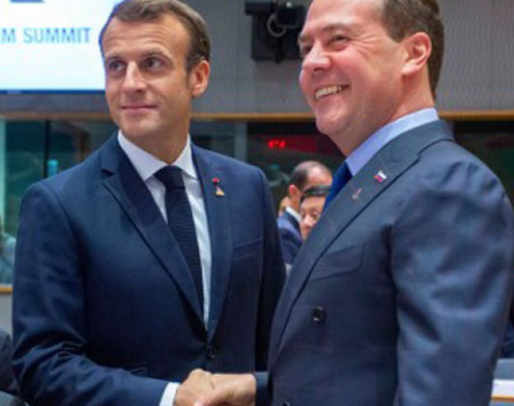 Medvedev oštro: Makron je kukavica, jadna Francuska