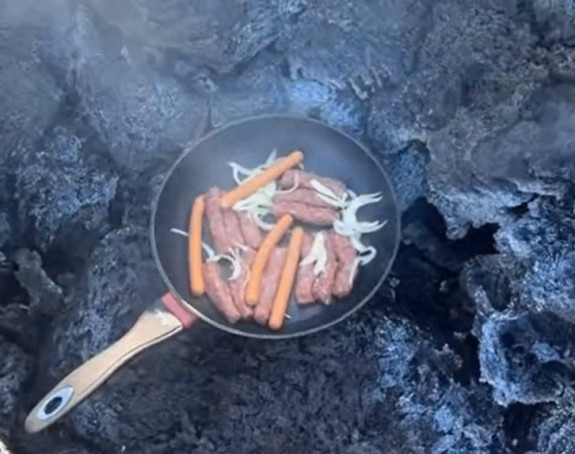 Balkanci roštiljali ispod vulkana dok izbacuje lavu! (VIDEO)