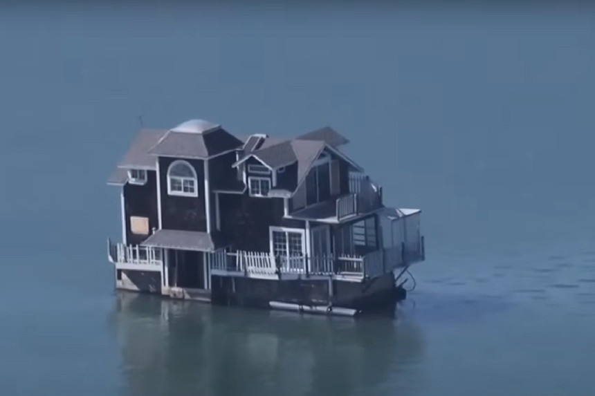 Misteriozna kuća plutala na vodi?!