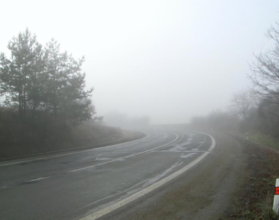 Smanjena vidljivost na putevima zbog magle i oblačnosti