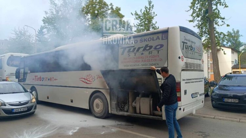 У Тузли се запалио аутобус, превозио ђаке на екскурзију