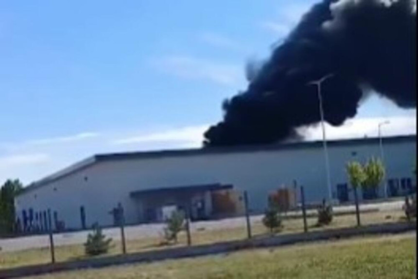 Požar u fabrici boja i lakova u Apatinu (VIDEO)