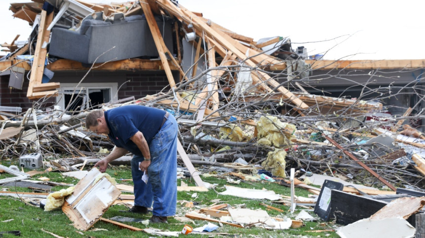 Oluje i tornada prevrću vozila i ruše kuće (VIDEO)