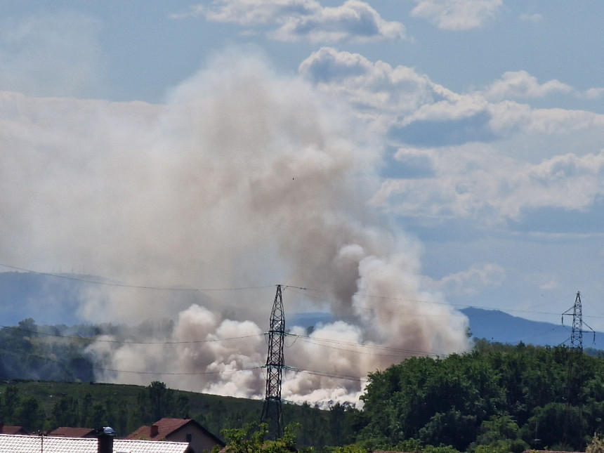 Велики пожар избио на депонији у Бијељини (ФОТО) (ВИДЕО)