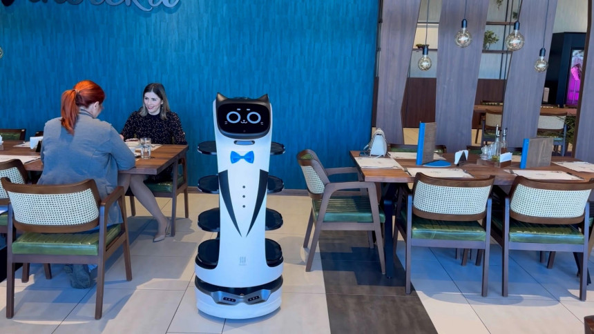Grad Derventa ima robote konobare (VIDEO)