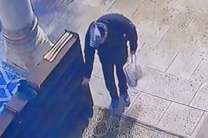 Muškarac ukrao patike ispred džamije Ferhadija