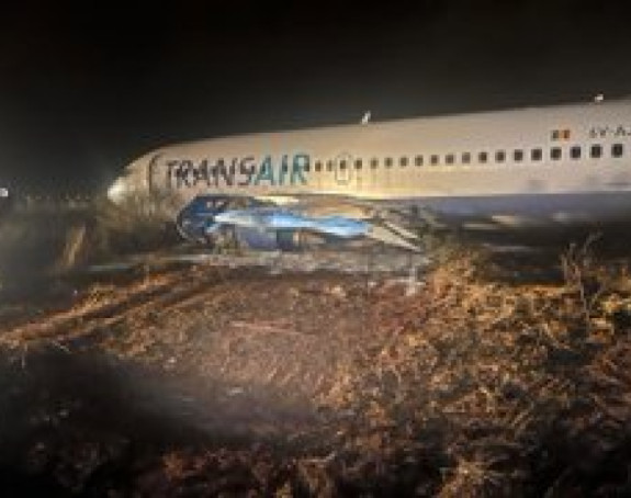 Boing 737 pun putnika sletio sa piste i zapalio se