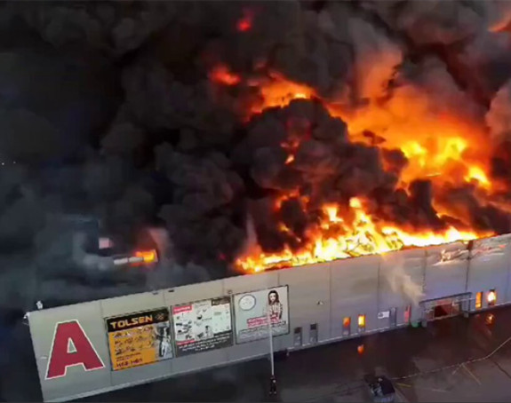 Vatra "progutala" tržni centar u Varšavi (VIDEO)
