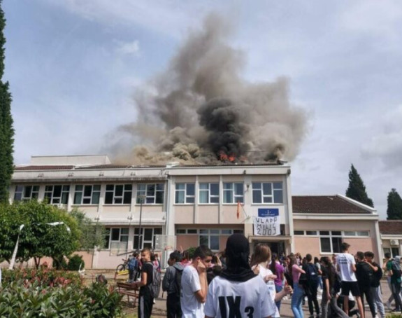 Maturanti slavili, pa bakljama zapalili školu (VIDEO)