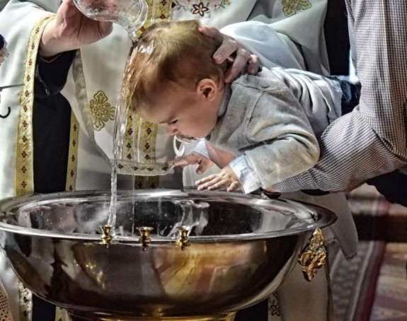 Trend - duple pare: Krste dijete prije prvog rođendana