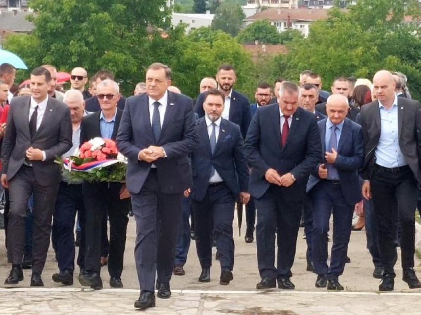 Zvaničnici Srpske položili vijenac na Centralni spomen-krst u Bratuncu