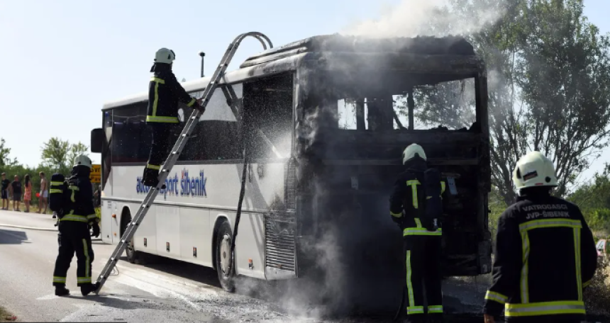 Запалио се аутобус који је превозио ђаке, па слетио са пута