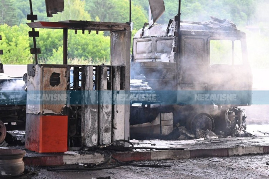 Тежак удес на путу Бањалука - Лакташи: Изгорјели камиони и бензинска пумпа