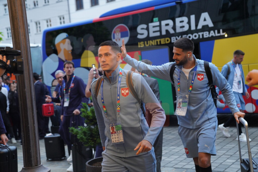 FudbalerI Srbije stigli u Augsburg - ovacije navijača
