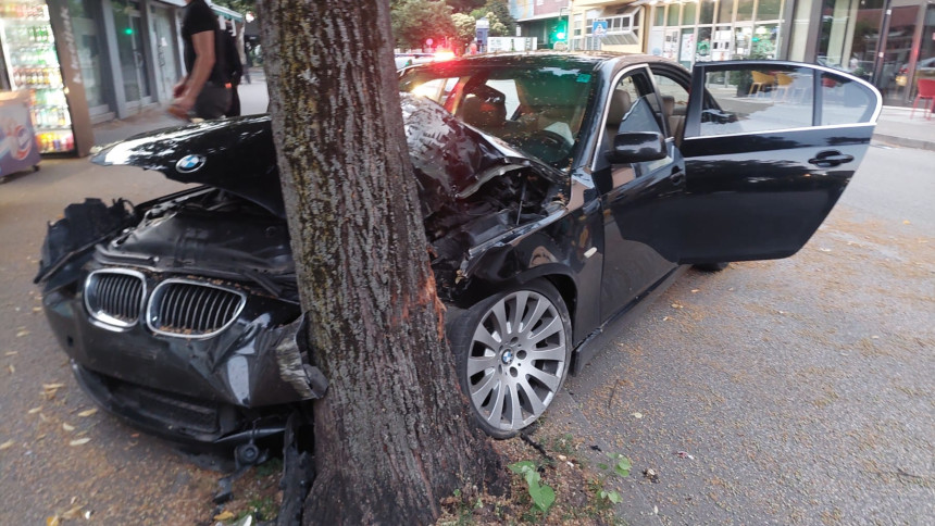 BMW-om se zakucali u drvo