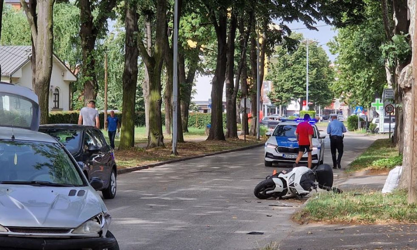 Udes automobila i motocikla u Bijeljini, muškarac povrijeđen