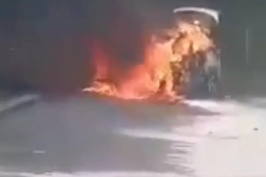 Auto potpuno izgorio, vozač bio u vozilu ali... (VIDEO)