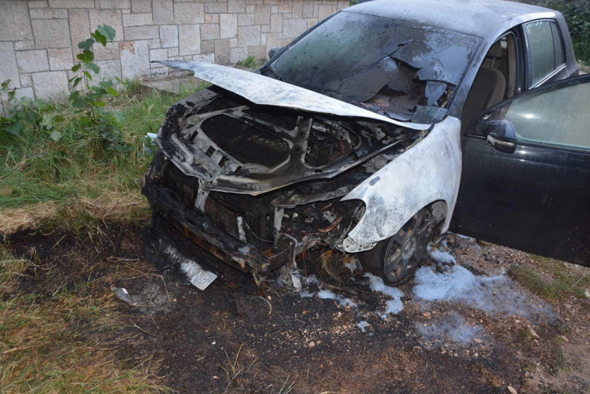 Namjerno zapaljeno vozilo policijskog službenika u Bileći