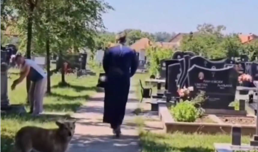 Pop na trotinetu obilazi groblje (VIDEO)