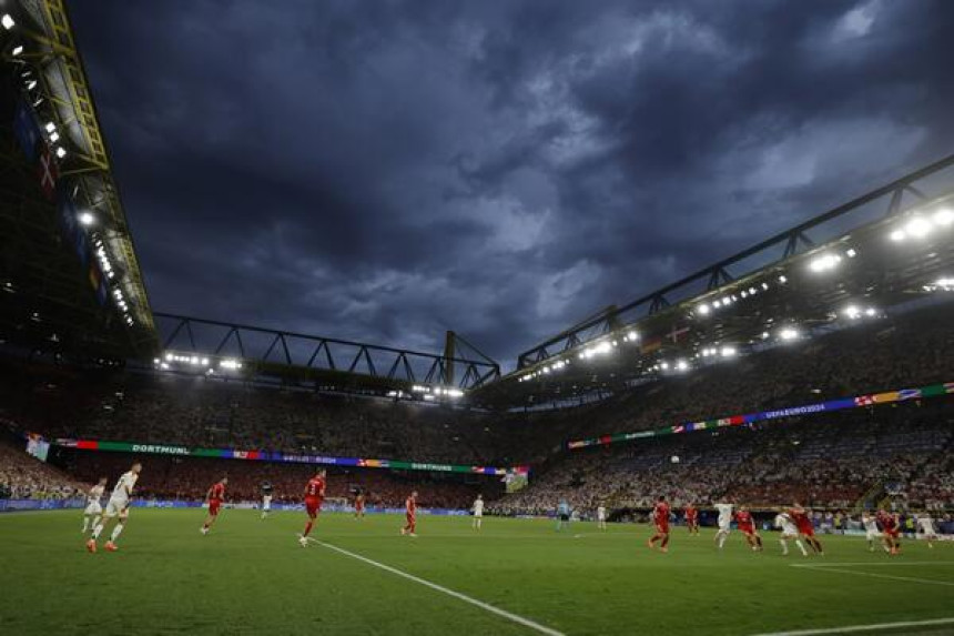 Грмљавина на кратко прекинула утакмицу Њемачке и Данске