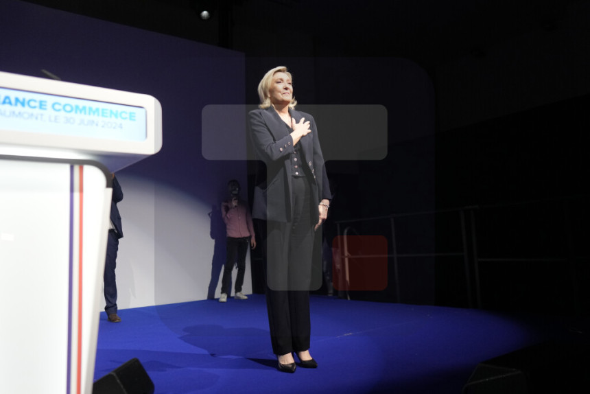 Le Pen: Makronov tabor skoro potpuno uništen