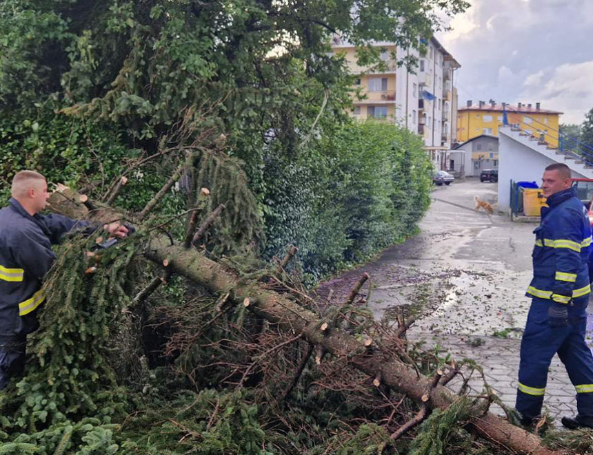 Kozarska Dubica svijetli, građani prijavljuju štetu