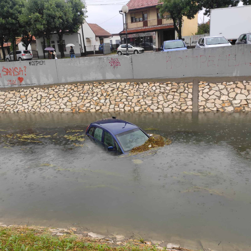 Bijeljina: Automobil završio u kanalu Dašnica (FOTO)