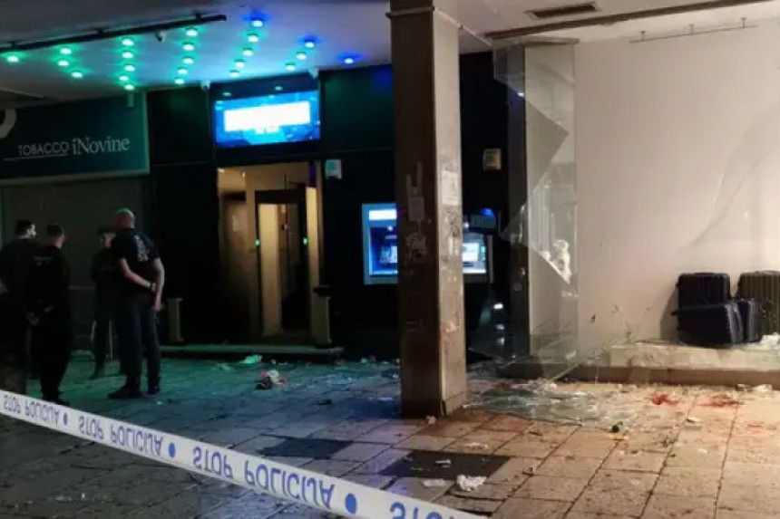 Пало стакло испред ноћног клуба, 15 особа повријеђено