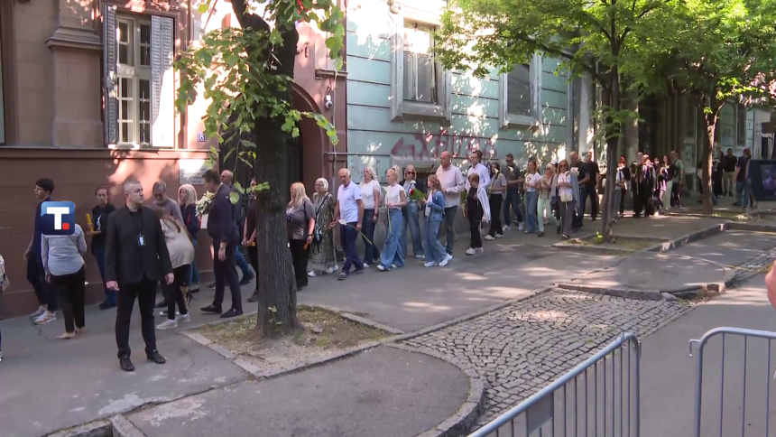 Potresne scene ispred "Ribnikara", kolona ljudi...