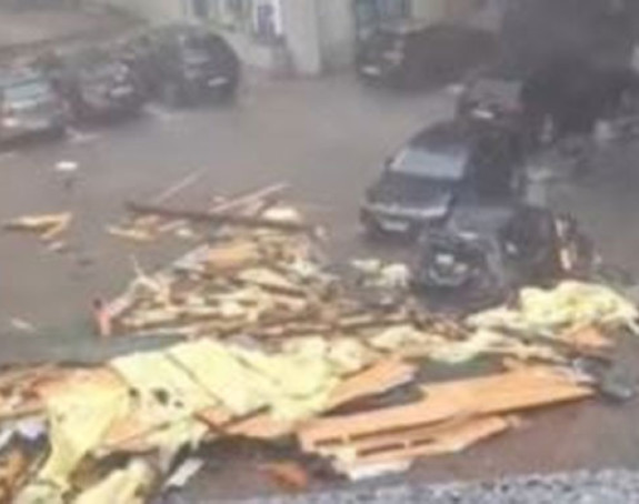 Zbog jakog nevremena pao dio krova sa zgrade u Mladenovcu