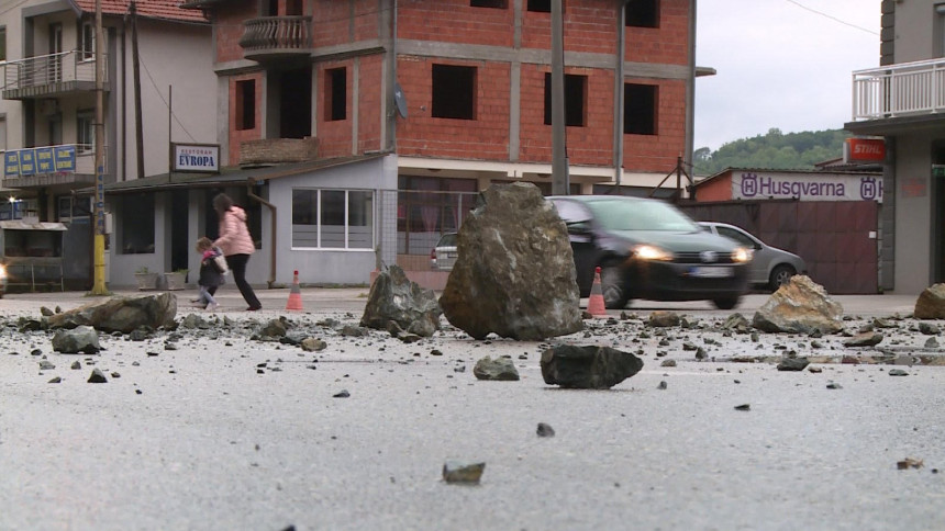Veliki odron, kamenje na putu Zvornik - Bijeljina