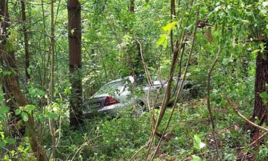 Automobil sletio s puta u Ribniku: Dva lica povrijeđena