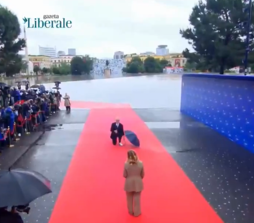 Edi Rama dočekao Đorđu Meloni na kiši i na koljenima (VIDEO)