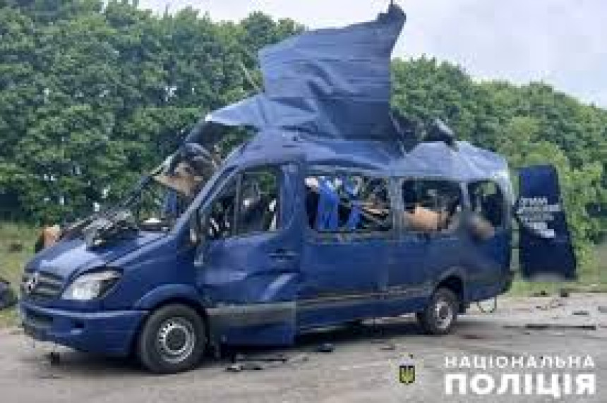Погођен аутобус у Украјини, девет мртвих