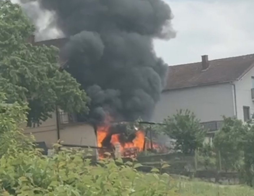 Драма код Новог Сада: Ватра замало запалила и кућу