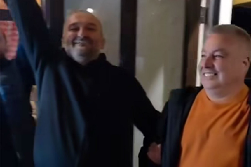 Kumovi pobijedili na izborima, slavili bez pantalona (VIDEO)