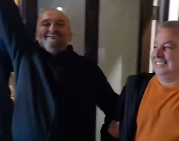 Kumovi pobijedili na izborima, slavili bez pantalona (VIDEO)