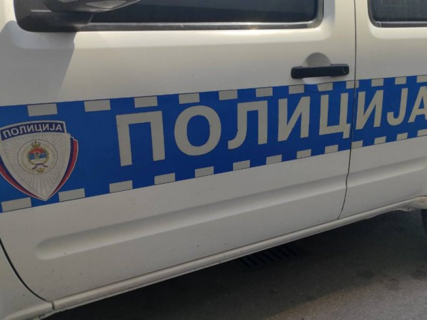 Приведен мушкарац, испалио рафал у дворишту куће