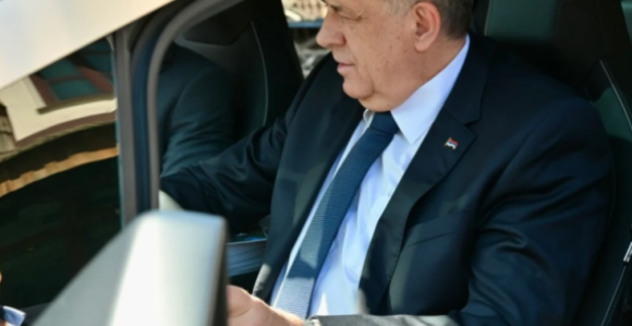 Dodik na prvu: U ime Vlade RS kupujem Teslin automobil?!