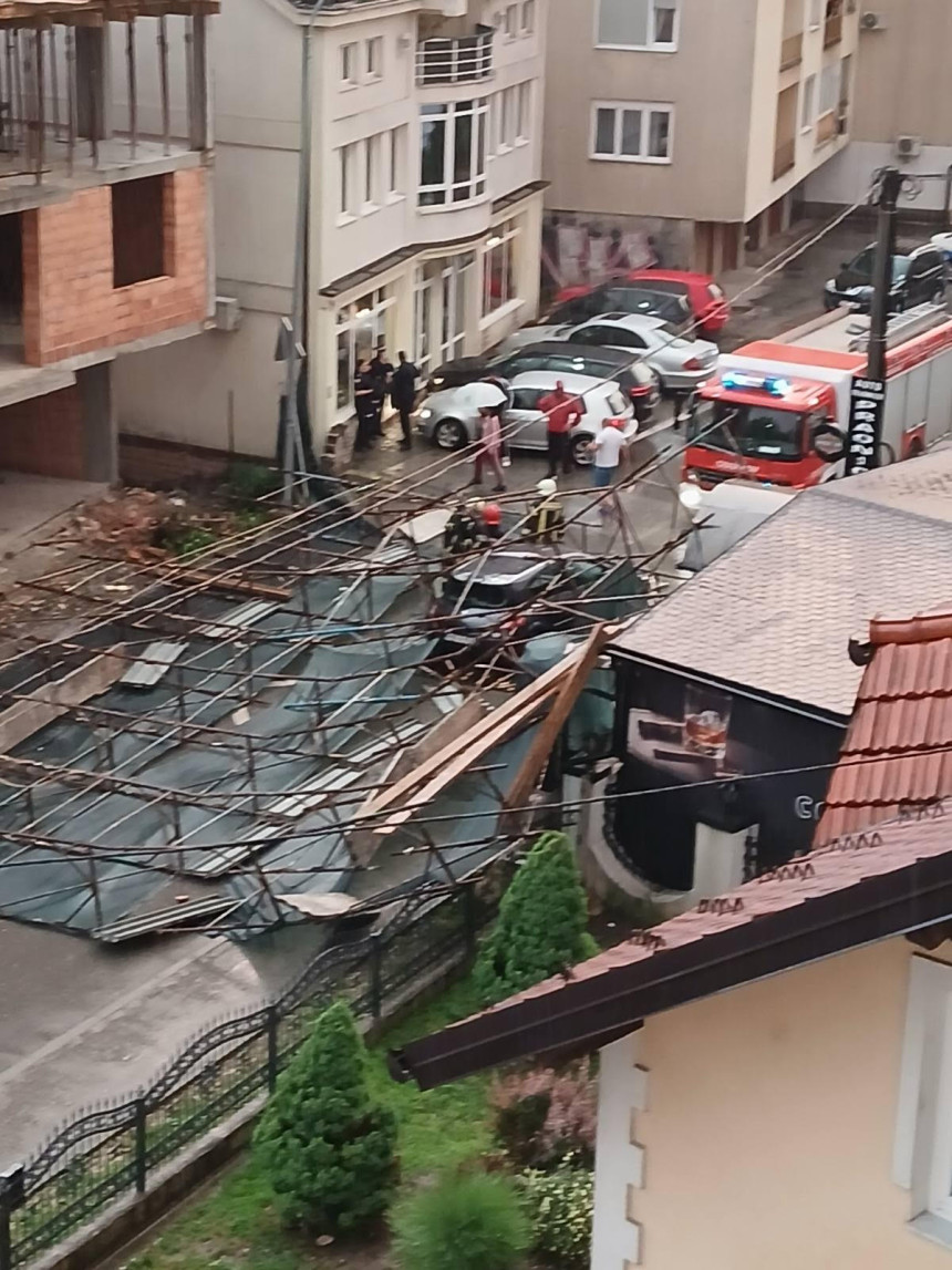 Srušila se skela u centru Doboja (VIDEO)