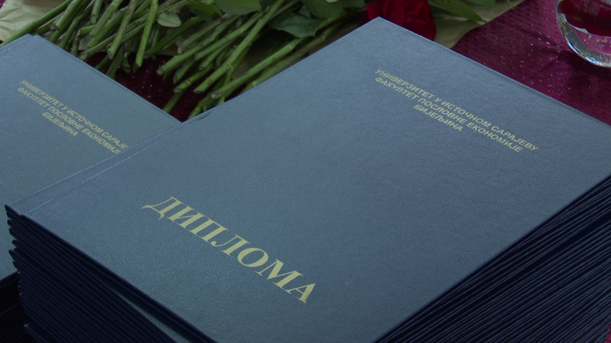 Zavirite u diplome političara...Pravnici, profesori...