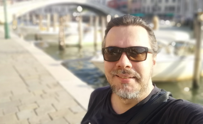 Pevač u 42. godini kupio grobno mesto u Budvi