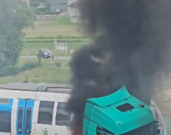 Stravičan sudar u Austriji, vozila se zapalila (VIDEO)