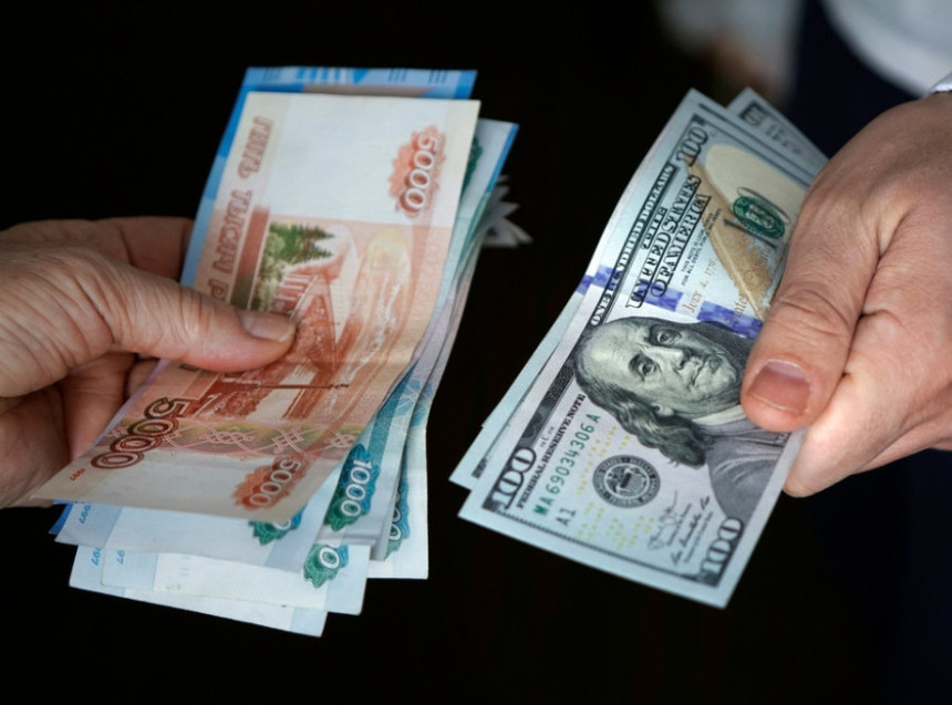 Амерички долар значајно пао у односу на рубљу